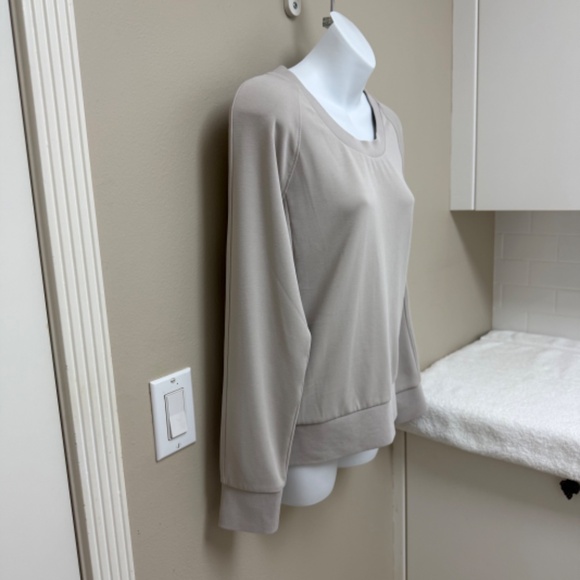 Athleta Seasoft Scoop-neck Sweatshirt Long Sleeve Abalone Gray/Ivory Size XS - Picture 5 of 12